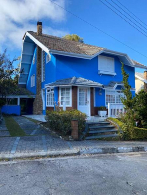 CASA EM CONDOMINIO FECHADO COM LAREIRA